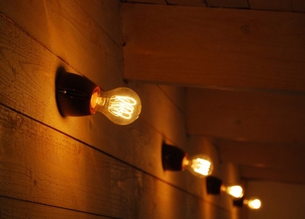 Ifö Electric Basic wandlamp bruin porselein schuin E27