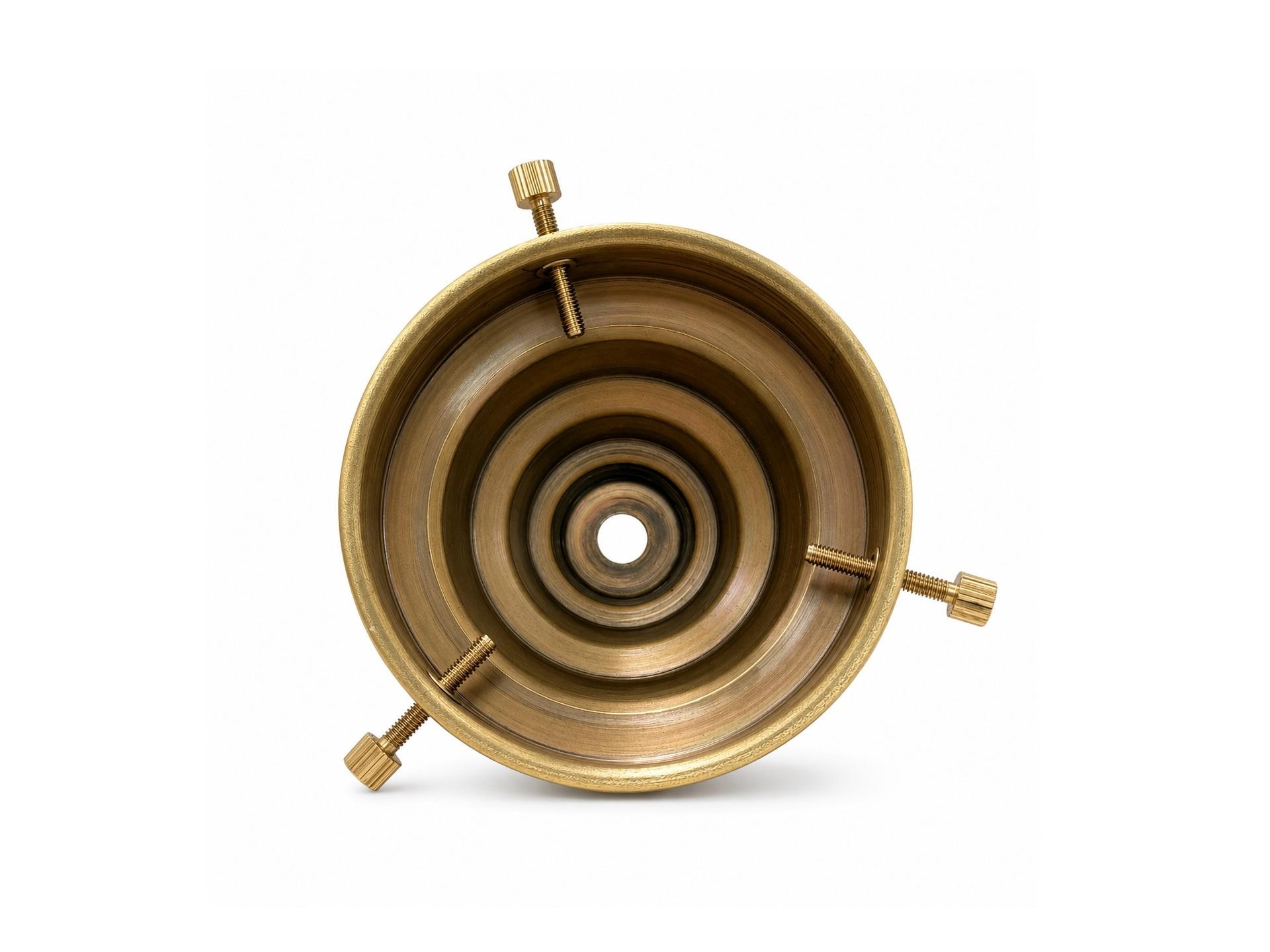 Glasdrager getrapt messing geschuurd - diameter 8.5 cm - met 3 schroefjes