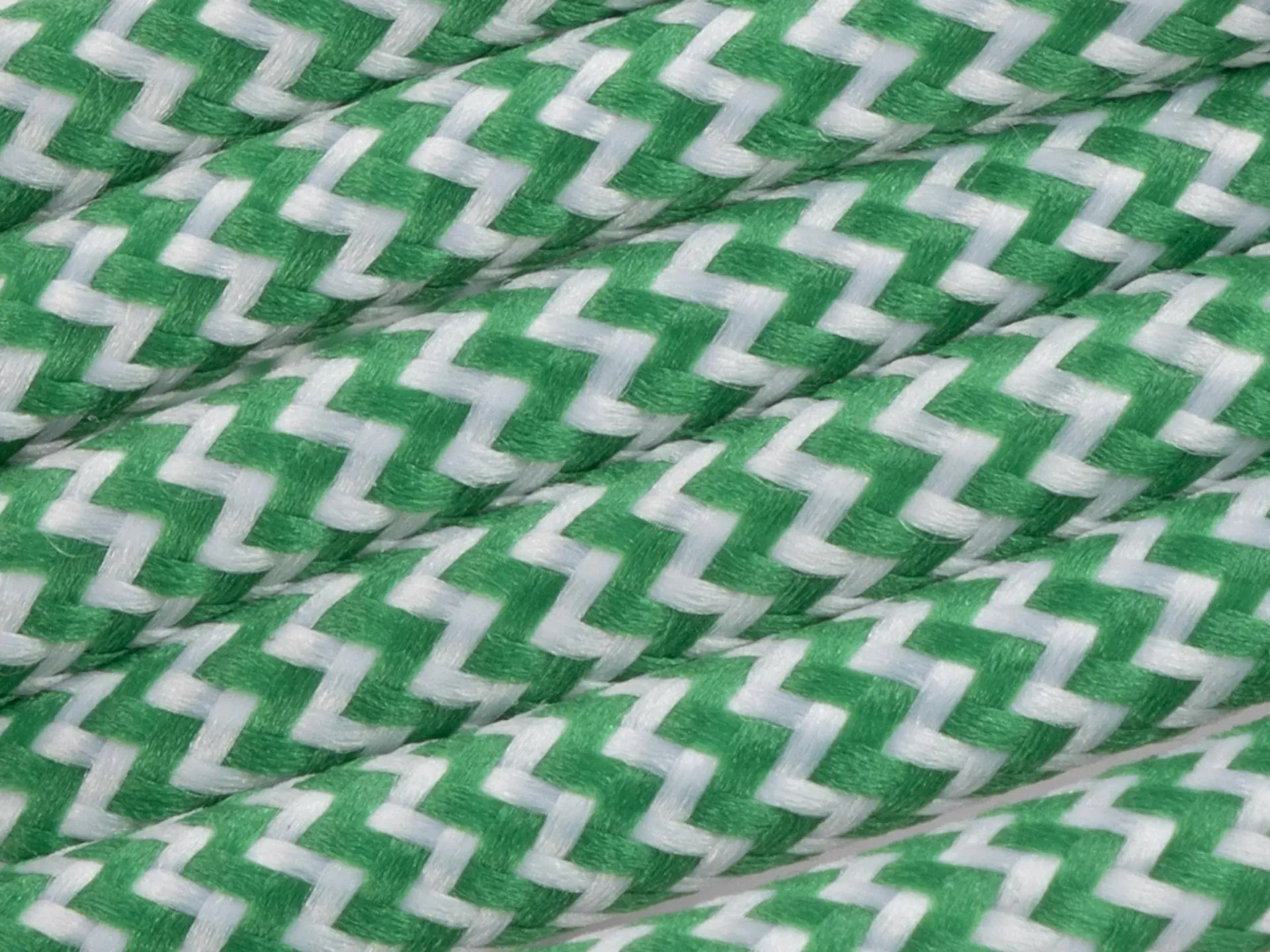 Groen met wit strijkijzersnoer - zigzag motief - 2 aderig