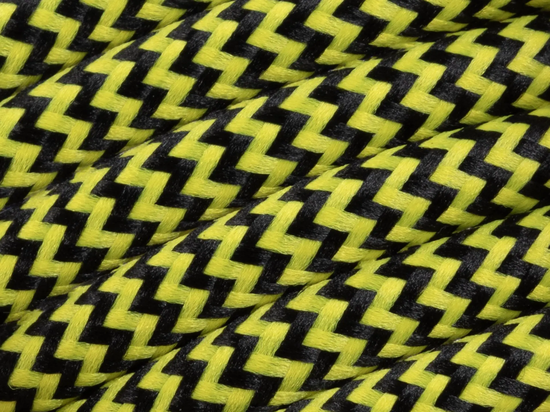Zwart met geel strijkijzersnoer - zigzag motief - 2 aderig