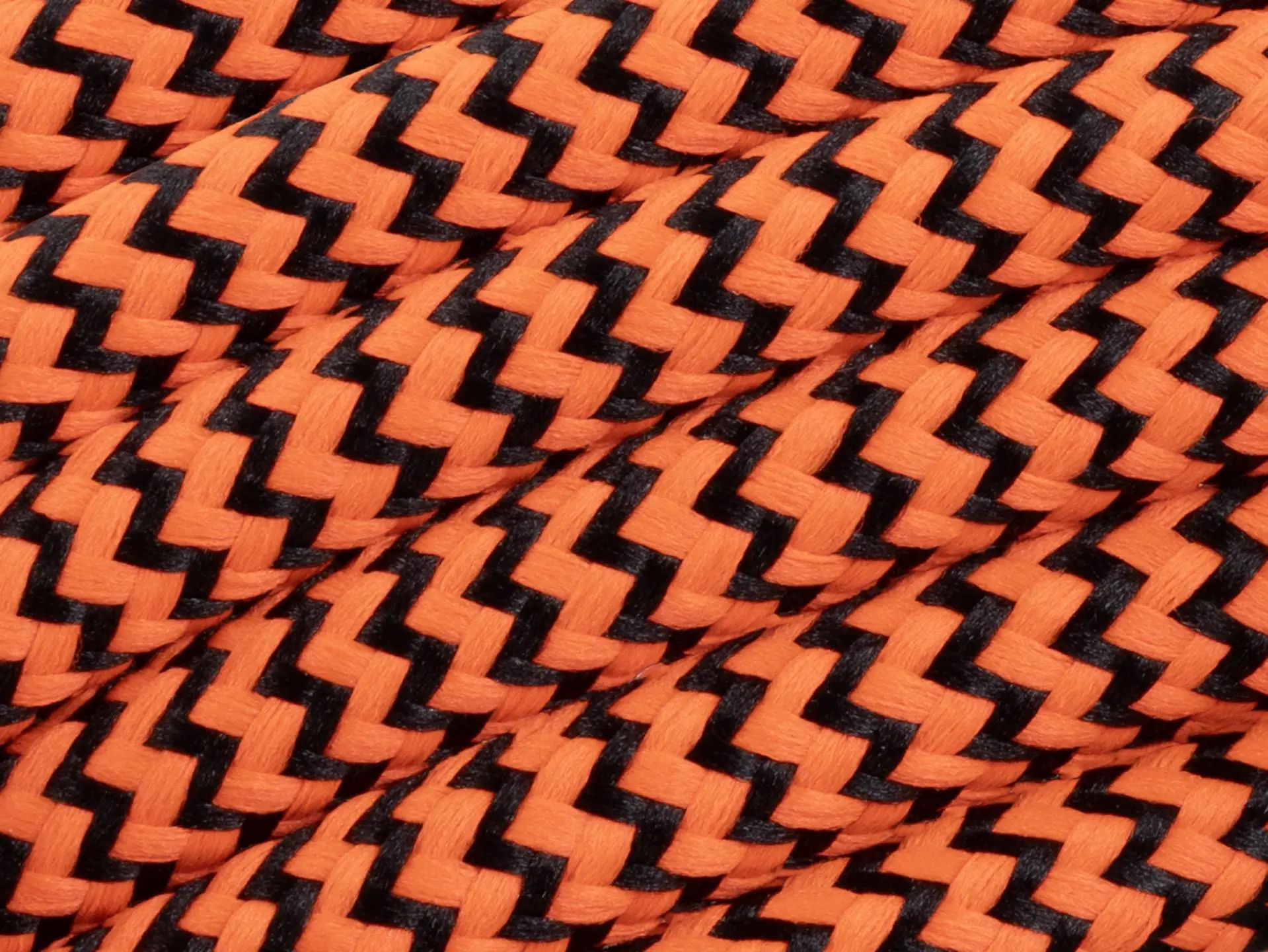 Zwart met oranje strijkijzersnoer - zigzag motief - 2 aderig